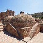 Le caratteristiche cupole in mattoni delle Terme Sulfuree di Tbilisi emergono dal quartiere storico di Abanotubani, simbolo dell’antica tradizione termale della capitale georgiana.