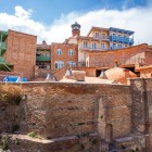 Le celebri Terme Sulfuree di Tbilisi, con le loro cupole in mattoni e l’atmosfera senza tempo, raccontano l’anima più autentica e storica della capitale georgiana.