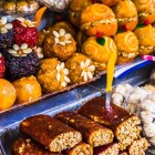 Specialità dolciarie del bazar di Kutaisi, tra frutta secca, miele e colori vivaci. Un angolo autentico dove scoprire i sapori tradizionali della Georgia.