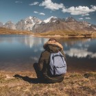 Sulle rive del Lago Koruldi, tra riflessi limpidi e silenzio, lo sguardo si perde verso le montagne del Caucaso, in un paesaggio essenziale e senza tempo.