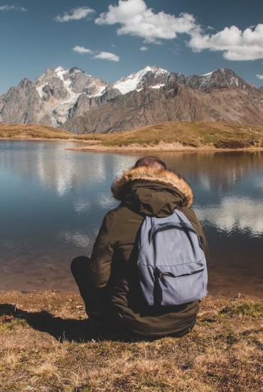 Sulle rive del Lago Koruldi, tra riflessi limpidi e silenzio, lo sguardo si perde verso le montagne del Caucaso, in un paesaggio essenziale e senza tempo.