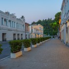 Empty Street a Kutaisi è una strada tranquilla nel centro città, tra edifici eleganti e viali ordinati, ideale per passeggiare e vivere il ritmo autentico locale.