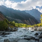 La sorgente del fiume Mestiachala nasce dal ghiacciaio Chalaadi a 1.920 metri, tra rocce e ghiaccio, in un ambiente alpino puro nel cuore della Svaneti.