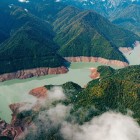 La diga di Enguri si apre tra montagne e natura selvaggia, creando uno scenario ampio e silenzioso, dove l’acqua e il paesaggio si fondono in perfetto equilibrio.