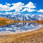 Lago Koruldi a oltre 2.700 metri, tra cielo aperto e montagne della Svaneti. Un paesaggio essenziale, dove l’orizzonte si perde tra acqua, luce e silenzio.
