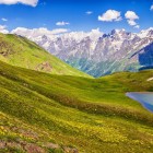 Lago Koruldi a 2.740 metri, tra prati verdi e pendii dolci. Un paesaggio essenziale, dove l’acqua riflette il silenzio e l’ampiezza delle montagne della Svaneti.