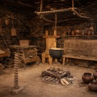 Interni del Museo Etnografico della Svaneti, con oggetti e utensili tradizionali. Un ambiente semplice che racconta la vita quotidiana tra le montagne georgiane.