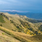 Passo Zekari in autunno, a 2.182 metri nella catena del Meskheti. Tra Imereti e Samtskhe-Javakheti, il paesaggio si apre tra rilievi morbidi e colori caldi.