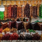 Frutta secca e dolci tipici appesi nelle bancarelle del bazar di Kutaisi, tra colori vivaci e profumi intensi, in un’atmosfera autentica e ricca di tradizione.