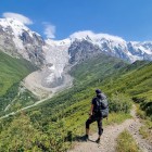 Il ghiacciaio Adishi, nel Grande Caucaso in Svaneti, si raggiunge attraversando la valle omonima, tra paesaggi aperti, silenzi alpini e scenari che cambiano passo dopo passo.