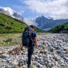 Alta valle glaciale di Adishi nello Svaneti, modellata dai ghiacciai del Caucaso, tra morene, detriti e fiumi di fusione che plasmano un paesaggio dinamico.