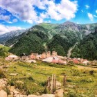 Adishi è un villaggio nello Svaneti, tra montagne e silenzi. L’architettura svana, con torri difensive e case in pietra e legno, meta popolare per amanti della natura ed escursionisti.