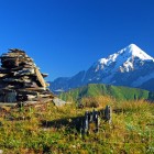 Il Tetnuldi (4869 m) domina l’Alta Svaneti con le sue due cime. Parte del Muro di Bezengi, tra ghiacciai e rocce cristalline, si alza vicino al confine russo.