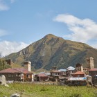 Iprani è un piccolo villaggio dell’Alta Svaneti, tra torri difensive svane e case in pietra. Circondato da montagne e prati, conserva ritmi lenti e tradizioni autentiche.