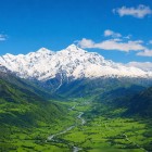 Valle luminosa ai piedi del Tetnuldi, dalle due cime di roccia cristallina. I ghiacciai Oish, Adishi e Nageb scendono verso Mestia, poco distante tra i paesaggi della Svaneti.
