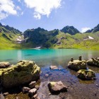 Lago glaciale di Namkvami, nello Svaneti in Georgia, a 2500 m ai piedi del Monte Shkhara. Acque turchesi, ghiacciai e silenzi alpini tra paesaggi selvaggi del Caucaso.