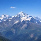 Lo Shkhara (5193 m) si alza nel cielo limpido, tra neve e roccia. Parte del massiccio del Muro di Bezengi, domina il Caucaso nella valle dello Svaneti in Georgia