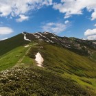 Passo Chkhunderi tra le montagne dello Svaneti: panorami aperti sul Caucaso, sentieri tra prati alpini e viste sul fiume Adishchala, punto chiave per trekking immersi nella natura.