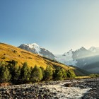 All’inizio della piattaforma panoramica del passo Chkhunderi, il sentiero si apre verso il punto di attraversamento che conduce al guado del fiume Adishchala.