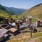 Ushguli si trova a 2.100 metri di altitudine, ai piedi dello Shkhara, tra le vette più alte del Caucaso. Qui vivono circa 70 famiglie, in un equilibrio semplice e autentico.