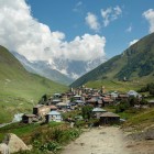 Ushguli, tra i villaggi più alti d’Europa, si trova nello Svaneti ai piedi dello Shkhara. Torri in pietra, vallate verdi e ghiacciai compongono il paesaggio.