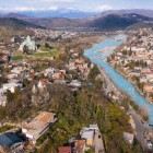 Kutaisi, tra le città più antiche della Georgia, si sviluppa lungo il fiume Rioni. Tra chiese storiche, ponti e colline verdi, conserva un’atmosfera autentica e rilassata.