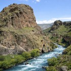 Seguendo la spettacolare valle del fiume Tskhenistskali, i primi 70 km attraversano ambienti montani remoti, percorribili solo in 4x4, tra vallate selvagge e panorami alpini del Grande Caucaso.