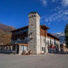 Lentekhi, nel Kvemo Svaneti, è una regione montuosa tra vette del Caucaso e la valle del Tskhenistskali. Foreste, prati alpini e cime innevate disegnano il paesaggio.