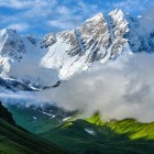 Lo Shkhara, nella catena caucasica del Muro di Bezengi, è tra le vette più alte (5193 m). Tra ghiacciai e ampia vallata, domina Ushguli, villaggio UNESCO.