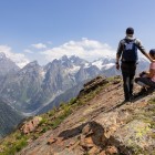 Sguardi aperti sulle montagne del Caucaso in Alta Svanezia, tra creste imponenti e vallate profonde. Un territorio antico, legato alla storia della Colchide e alla tradizione dell’apostolo Simone