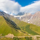 Panoramica estiva del Passo di Zagar (2620 m), da Ushguli a Sasashi tra Alta e Bassa Svaneti. Un valico tra creste, vallate e ampi scenari di montagna.