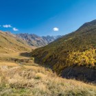Vista autunnale del Passo di Zagar (2620 m), tra Ushguli e Sasashi. Un valico d’alta quota tra Alta e Bassa Svaneti, tra creste, vallate e silenzi di montagna.