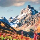 Il Monte Ushba, “Cervino del Caucaso”, domina lo Svaneti con la sua doppia cima (4.690 m). Tra ghiacciai e pareti ripide, è una delle salite più difficili del Caucaso.