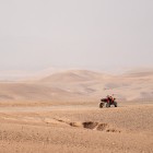 Quad fermo nel silenzio del deserto di Agafay, tra piste sterrate, colline morbide e paesaggi aridi del Marocco.