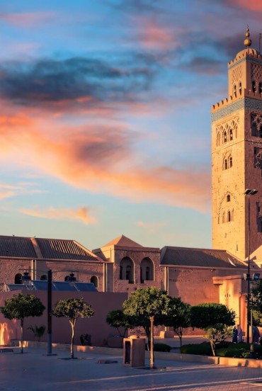La Moschea Koutoubia al tramonto regala uno degli scorci più iconici di Marrakech, tra luci calde e fascino senza tempo.