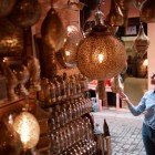 Tra lanterne in ottone, luci soffuse e botteghe artigiane, i souk di Marrakech regalano atmosfere calde e autentiche.