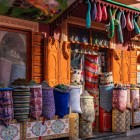 Tra tessuti colorati, tappeti artigianali e dettagli in legno scolpito, i souk di Marrakech raccontano l’anima più autentica della Medina.