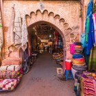 Tra archi in mattoni, tappeti colorati e botteghe artigiane, i vicoli della Medina di Marrakech custodiscono fascino e tradizione.
