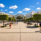 Alle spalle di Piazza delle Nazioni, questa piazza si trova vicino alla città vecchia e al quartiere Habous, noto per souk e architettura marocchina.