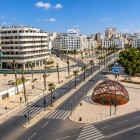 Piazza delle Nazioni a Casablanca unisce città vecchia e nuova tra tram moderni, palazzi eleganti, Medina e la celebre semisfera in ferro.