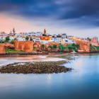 Descrivi la foto con lo stile TRAVALLERO 170

Le mura storiche di Rabat si affacciano sull’oceano tra luci dorate, mare calmo e atmosfere eleganti della capitale marocchina.