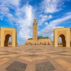 La Moschea Hassan II domina Casablanca con il suo minareto affacciato sull’oceano. La grande piazza in marmo amplifica il senso di spazio e armonia.