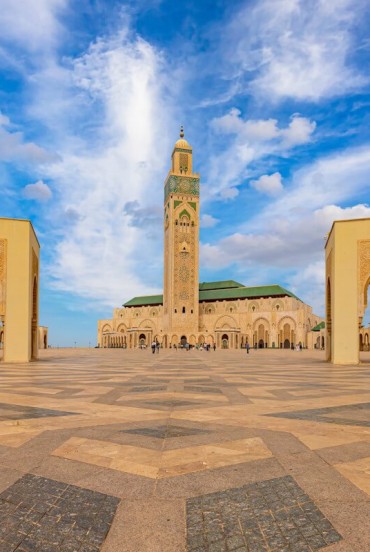 La Moschea Hassan II domina Casablanca con il suo minareto affacciato sull’oceano. La grande piazza in marmo amplifica il senso di spazio e armonia.