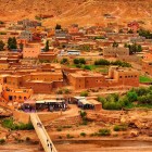 Boumalne Dadès si trova tra Marrakech e il deserto di Merzouga, tra montagne, oasi e villaggi berberi. Il vicino fiume Dadès rende la valle fertile e ricca di paesaggi spettacolari.