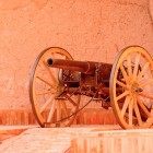 Il cannone della Kasbah Taourirt risale probabilmente tra la fine dell’Ottocento e i primi anni del Novecento, durante il periodo dei Glaoui.