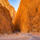 Le gole del Dadès impressionano con pareti rocciose alte e strette, scolpite dal fiume nel cuore del sud del Marocco, tra canyon spettacolari e strade panoramiche.