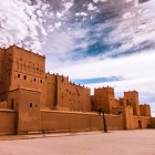 Primo piano della Kasbah Taourirt, tra mura in terra rossa, torri e dettagli che raccontano l’architettura berbera del sud del Marocco