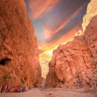 Le gole del Todra sorprendono con pareti rocciose alte fino a 300 metri, canyon spettacolari scolpiti dal fiume e colori che si accendono al tramonto.