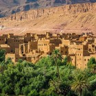 Tinghir sorge tra palmeti e montagne rocciose del sud del Marocco, celebre per le gole del Todra e per i suoi villaggi in terra battuta immersi nell’oasi.