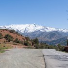 La Strada delle Mille Kasbah attraversa l’Atlante marocchino tra villaggi berberi, montagne innevate, vallate rosse e paesaggi spettacolari.